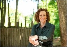 Portret van een vrouw met krullend haar in het bos