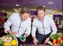 Twee koks bereiden groenten in een restaurantkeuken