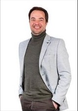 Portret van een man in een licht colbert en donkere coltrui
